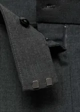 Pantalon de vestir de tiro medio con diseño recto y estilo sastrero. Cuenta con pinzas traseras, bolsillos laterales y cierre oculto con botón, gancho y cremallera.