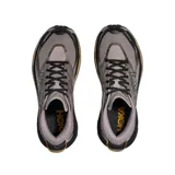 Championes Hoka Mafate 5, modelo de trekking y trail running en color gris con suela negra y detalles en amarillo.