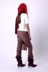 Bufanda de lana merino tejida en telar, con diseño de rayas en tonos marrón, beige y rojo. Presenta flecos en los extremos y un parche negro con la palabra "CAPER" en blanco.