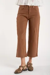 Jean de mujer color marrón, tiro medio, corte recto y largo al tobillo.