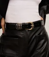 Cinturón negro de cuero sintético con hebilla redonda dorada y detalle de argollas plateadas.