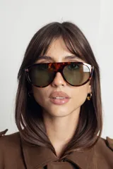Lentes de sol con armazón de diseño aviador en estampado carey y cristales oscuros con protección UV400.