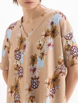 Remera East de morley liviano color tostado con estampado floreado, de silueta holgada, mangas cortas y cuello en V.