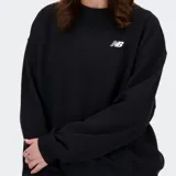 Buzo de cuello redondo New Balance, confeccionado en tejido de rizo francés suave. Presenta un diseño holgado con puños y dobladillo acanalados, destacando el logo de la marca bordado en el pecho.