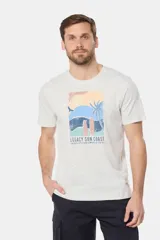 Remera celeste melange de manga corta con cuello redondo y estampa veraniega al frente con motivo de playa y la inscripción "Legacy Sun Coast".