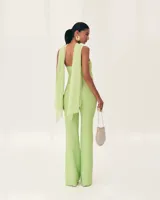 Mono largo color verde lima, con escote palabra de honor y chal multiposición.