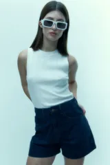 Short de jean azul oscuro, tiro alto, con bolsillos delanteros y traseros.