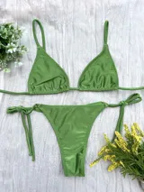 Conjunto de bikini verde con corpiño triangular y bombacha colaless con tiras para atar en los costados.