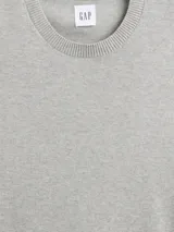 Buzo de algodón con cuello redondo, mangas largas y puños acanalados. Diseño básico y versátil de corte clásico.