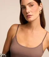 Musculosa básica de poliamida color rosa claro, con breteles finos y escote redondo.