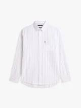 Camisa de manga larga con diseño de rayas verticales finas y corte clásico, confeccionada en algodón. Cuenta con cuello abotonado, cierre frontal con botones, un bolsillo de parche en el pecho con el logo bordado de la marca y puños con botones.