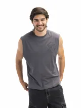 Musculosa de corte oversized color negro, con cuello redondo y estampa frontal en color blanco con la frase 'EASY COME'.