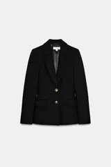 Blazer entallada de color negro con cuello solapa, manga larga y hombreras marcadas. Presenta cierre frontal con dos botones dorados y bolsillos delanteros con solapa.