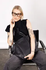 Bolso tote de cuero color marrón con doble asa de mano.