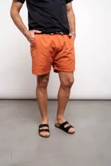 Short de baño liso color naranja, con cordón ajustable en la cintura, bolsillos laterales y suspensor interior.