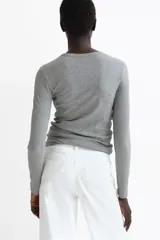 Remera entallada de punto acanalado con cuello redondo y mangas largas.