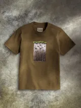Remera de manga corta color verde militar de Columbia, colección especial Star Wars inspirada en Endor, con cuello redondo y gráfico estampado en el centro del pecho.