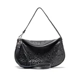 Bandolera de cuero negro con diseño de media luna, decorada con tachas circulares metálicas en el frente y cierre superior con cremallera.