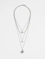 Collar plateado de triple cadena fina con dije de mariposa, estrella y barra horizontal.
