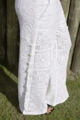Pantalón blanco con estampado floral, de corte palazzo y cintura alta.