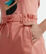 Short color salmón de material sintético con cintura elastizada, cordón de ajuste, bolsillos laterales y detalle de remaches metálicos.