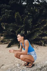 Shorts de denim de tiro medio, corte mom fit, con cinco bolsillos y cierre frontal con cremallera y botón, en color azul lavado.