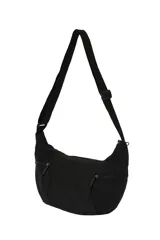 Bolso bandolera color gris oscuro, con diseño curvilíneo, correa ajustable y múltiples compartimentos con cierre. Presenta la inscripción "everyday wear" en la parte frontal.