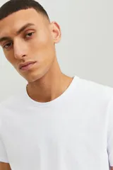 Camiseta blanca de manga corta y cuello redondo, marca Jack & Jones Essentials, de corte clásico.
