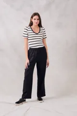 Pantalón negro de lino y viscosa, de tiro medio y corte recto, con cintura elástica.