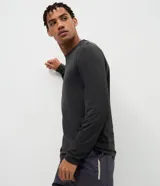 Remera deportiva de manga larga Get Over, confeccionada en tejido técnico con tecnología Dry y protección UV 30+. Presenta cuello redondo, corte regular y acabado con textura sutil.
