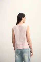 Blusa sin mangas con estampado a rayas verticales color beige y blanco.