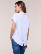 Blusa blanca de algodón y viscosa, con cuello camisero, escote en V y mangas cortas con vuelta.