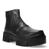 Botas tipo chelsea de cuero negro con caña media y paneles elásticos laterales. Presentan una suela track de plataforma alta con diseño dentado.
