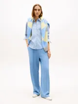 Pantalón de chándal Tommy Hilfiger de felpa de algodón regenerativo color celeste, con cintura elástica, corte regular y costuras frontales en las piernas.