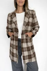 Chaqueta larga de corte recto con estampado de cuadros en tonos marrones y beige. Presenta cuello con solapas, cierre frontal con un botón y bolsillos laterales funcionales. Incluye forro interior.