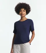 Blusa básica de viscosa color azul marino, con cuello redondo y mangas cortas de diseño cuadrado sin sisas.