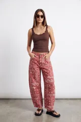 Jean de tiro alto y corte baggy con diseño barrel, en color rojo con estampado paisley blanco.