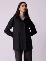 Campera impermeable color gris claro, marca Gallery. Tiene abertura central con cierre oculto y botones a presión, bolsillos delanteros y capucha plegable en el cuello.