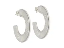 Aros tipo argolla gruesa de acero color plateado con diseño de líneas verticales en relieve.