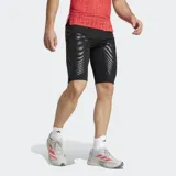 Calza corta de running para hombre, color negro, con ajuste ceñido y ligeramente compresivo. Presenta un cordón en la cintura elástica y bolsillos discretos con tres compartimentos.