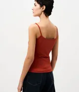 Musculosa básica de poliamida color rojo ladrillo, con breteles finos y escote redondo, de calce cómodo y ligero.