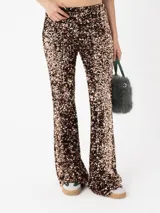 Pantalón flare de lentejuelas elastizadas con base de velvet color negro.