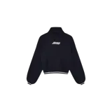 Sweater de punto color azul marino de cuello alto, con mangas largas abullonadas, puños y ruedo acanalados con líneas blancas, y bordado frontal de la marca Eme Studios.