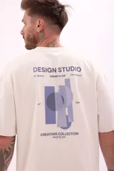 Remera color crudo de corte holgado con estampado pequeño en el frente.