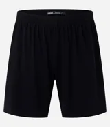 Conjunto de pijama para hombre, compuesto por remera de algodón color crudo con cuello redondo, mangas cortas y estampado de Garfield en un sillón, y short negro de algodón con cintura elástica.