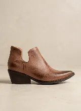 Botín de cuero vacuno color marrón con diseño de abertura lateral y taco cuadrado de 5 cm.