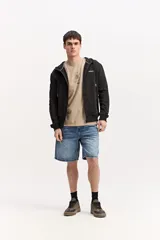 Campera de algodón con capucha y cierre frontal completo de marca Hawk. Presenta diseño liso en color negro, bolsillos laterales y puños y dobladillo en rib elástico.