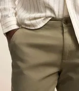 Pantalón de sarga para hombre, de corte recto y diseño básico. Cuenta con cintura fija con trabillas para cinturón, cierre frontal con cremallera y botón, y bolsillos laterales y traseros.