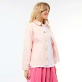 Chaqueta tipo sobrecamisa de denim en color rosa, con cuello clásico, cierre frontal de botones metálicos y dos bolsillos de parche delanteros.