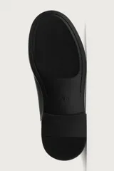 Bota tipo chelsea de piel lisa con elásticos laterales y horma redonda. Cuenta con suela de goma con ligero tacón y tirador trasero.